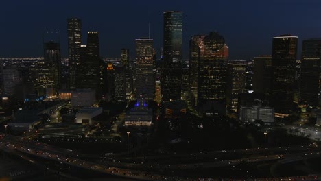 Vista-Aérea-De-4k-Del-Centro-De-Houston-Por-La-Noche