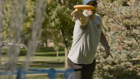 disc golf putt putting shot on discgolf course