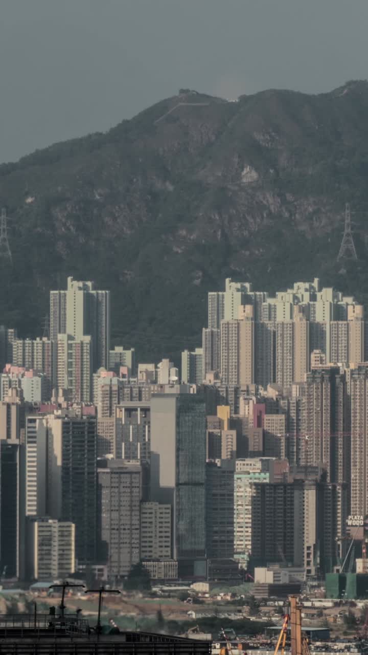 Lapso de Tempo de Edifícios da Cidade e Montanha do Dia para a Noite
