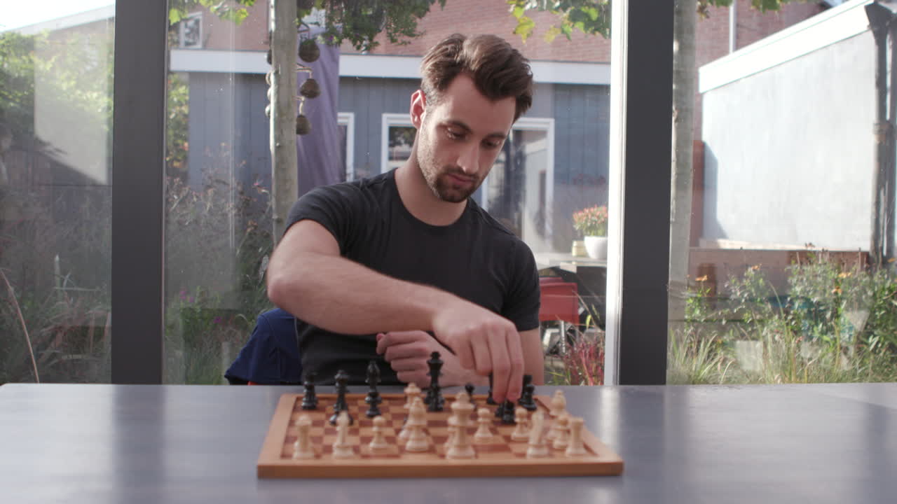 un hombre está pensando qué mover en el tablero de ajedrez