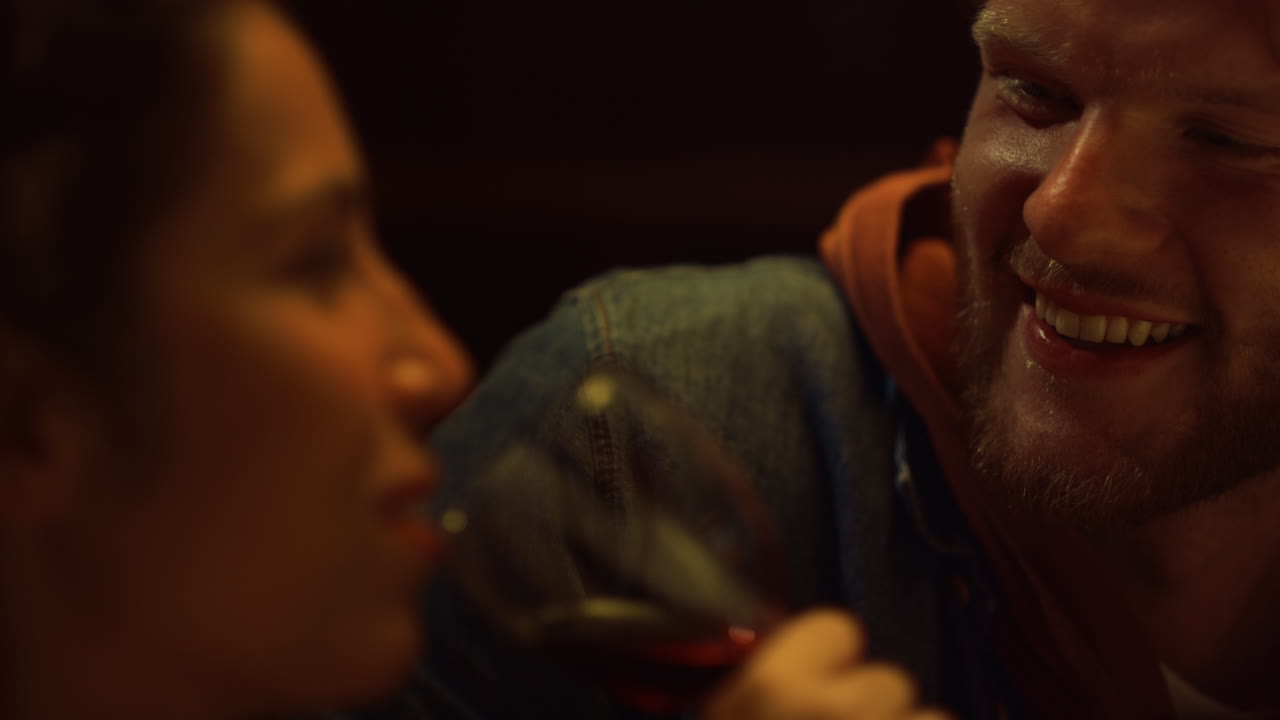 웃는 부부는  ⁇ 만적인 데이트에서 함께 휴식을 취합니다. 유혹하는 연인들은 와인 잔을 즐 ⁇ 니다.