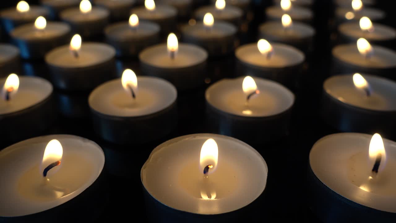 Candele su sfondo nero.