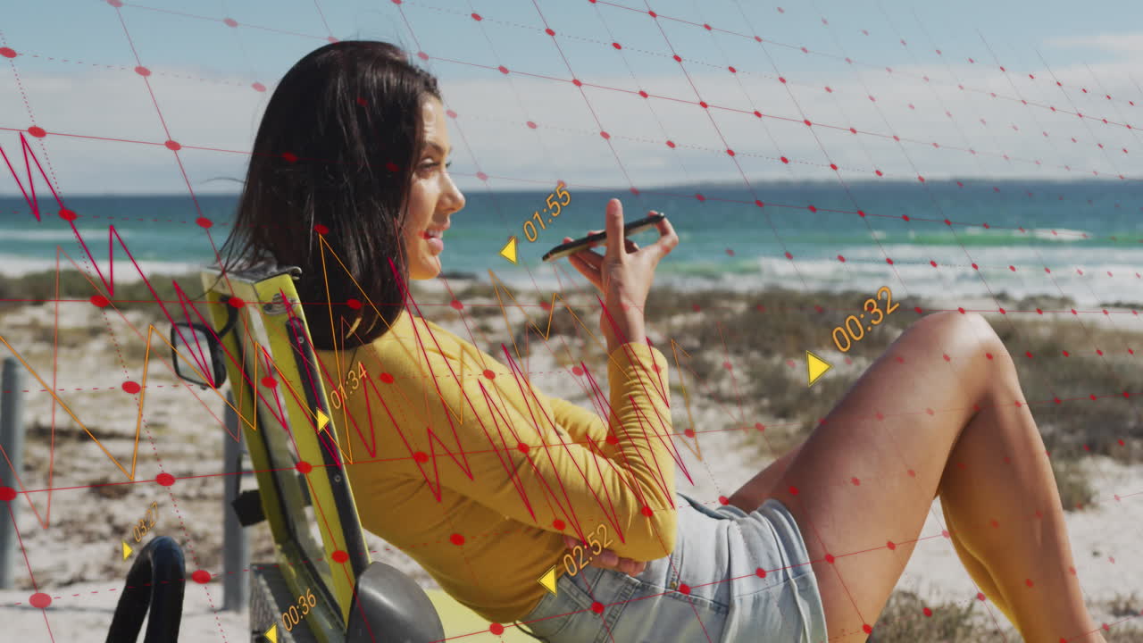 animación del procesamiento de datos sobre una mujer caucásica que usa un teléfono inteligente