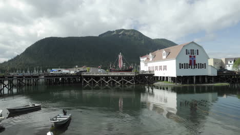 Lapso-De-Tiempo-De-Las-Nubes-Pasando-Por-Sons-Of-Norway-Hall-Y-Barcos-Moviéndose-En-Hammer-Slough-En-Petersburgo,-Alaska