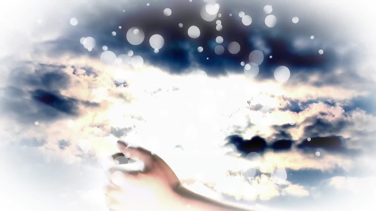 구름이 가득한 하늘을 만지는 손