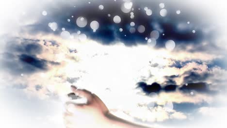 la mano tocando un cielo nublado