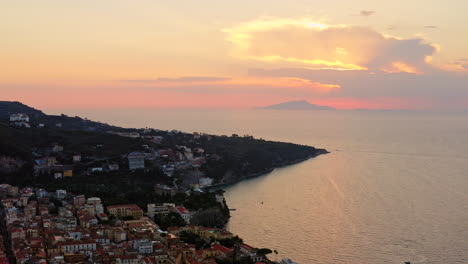 Vista-Aérea-De-Drones-De-La-Hermosa-Puesta-De-Sol-Sobre-Sorrento,-Sur-De-Italia