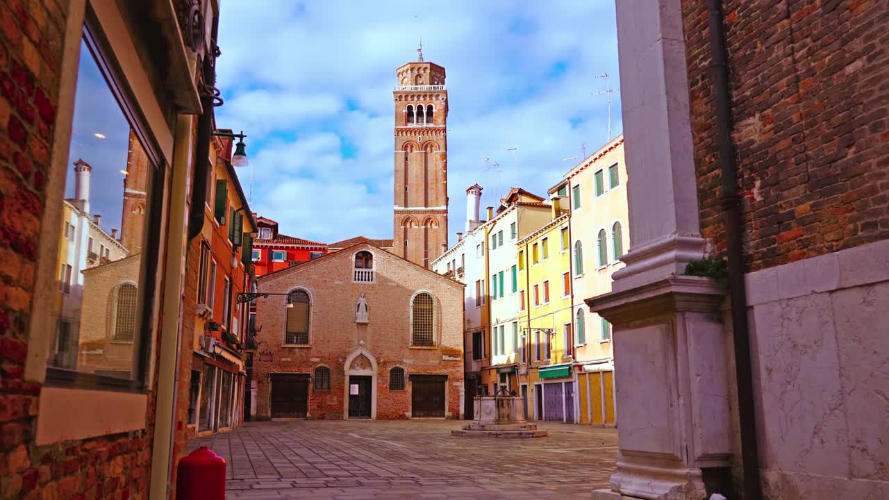베네치아 시의 광장, 벽돌로 된 예배당과 높은 종탑