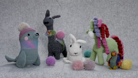 Animales-De-Peluche-De-Lana-Hechos-A-Mano,-Todos-Los-Colores