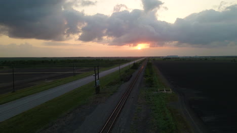 toma aérea sobre vías de ferrocarril vacías al atardecer en texas, u