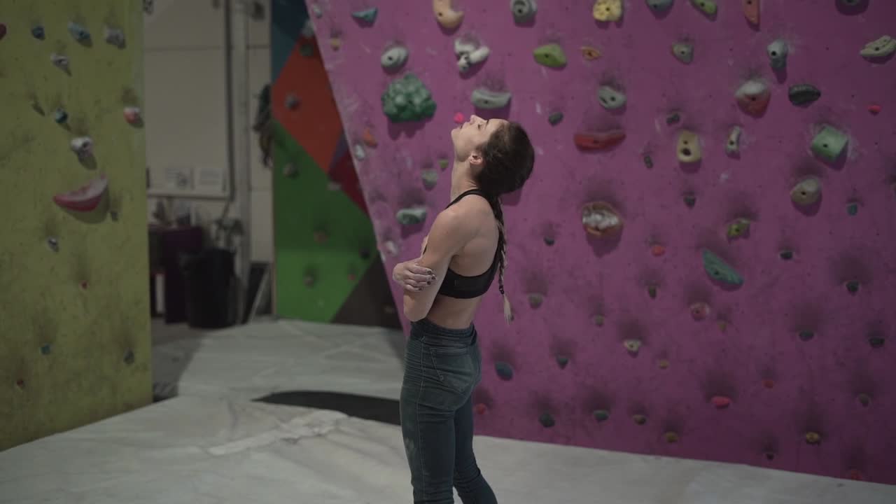 mujer escalando rocas