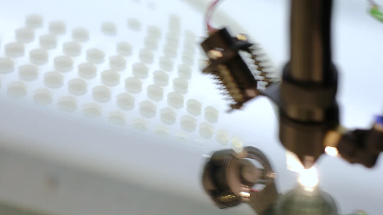 grabado láser por cnc en metal y madera, tecnología industrial moderna.