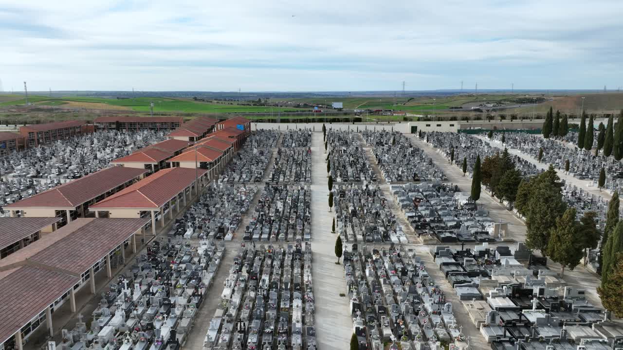 enorme cementerio, vista aérea de drones