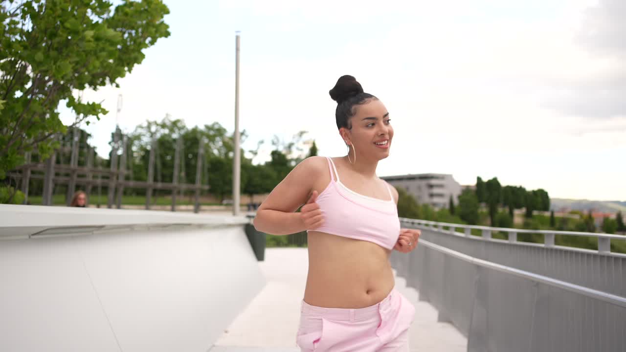 Donna che balla in un parco urbano