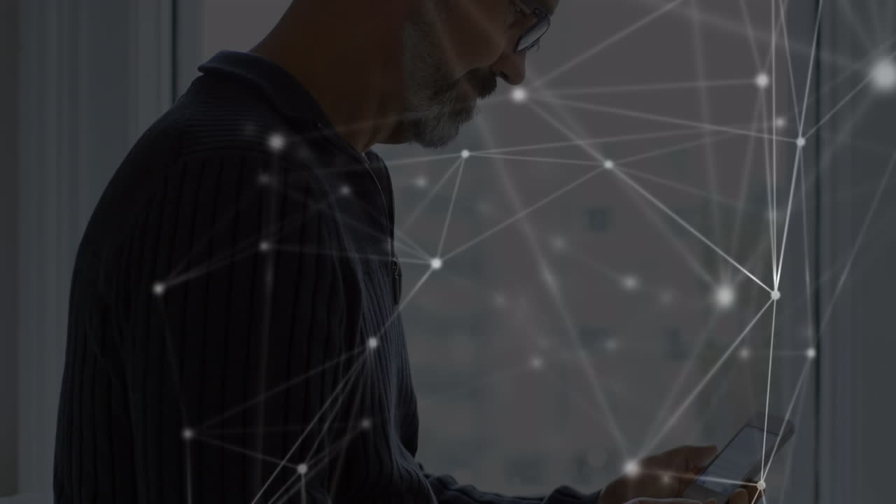 animación de redes de conexiones con iconos sobre el hombre usando teléfono inteligente