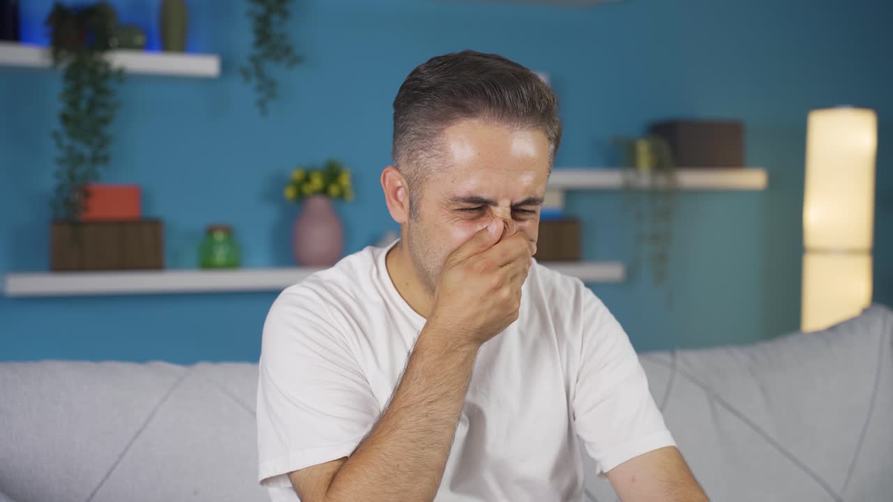 el hombre que huele mal olor está perturbado y disgustado.