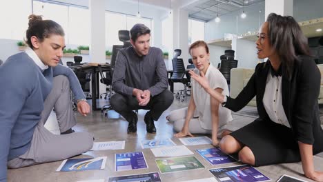 colegas de negocios discutiendo sobre el documento gráfico 4k