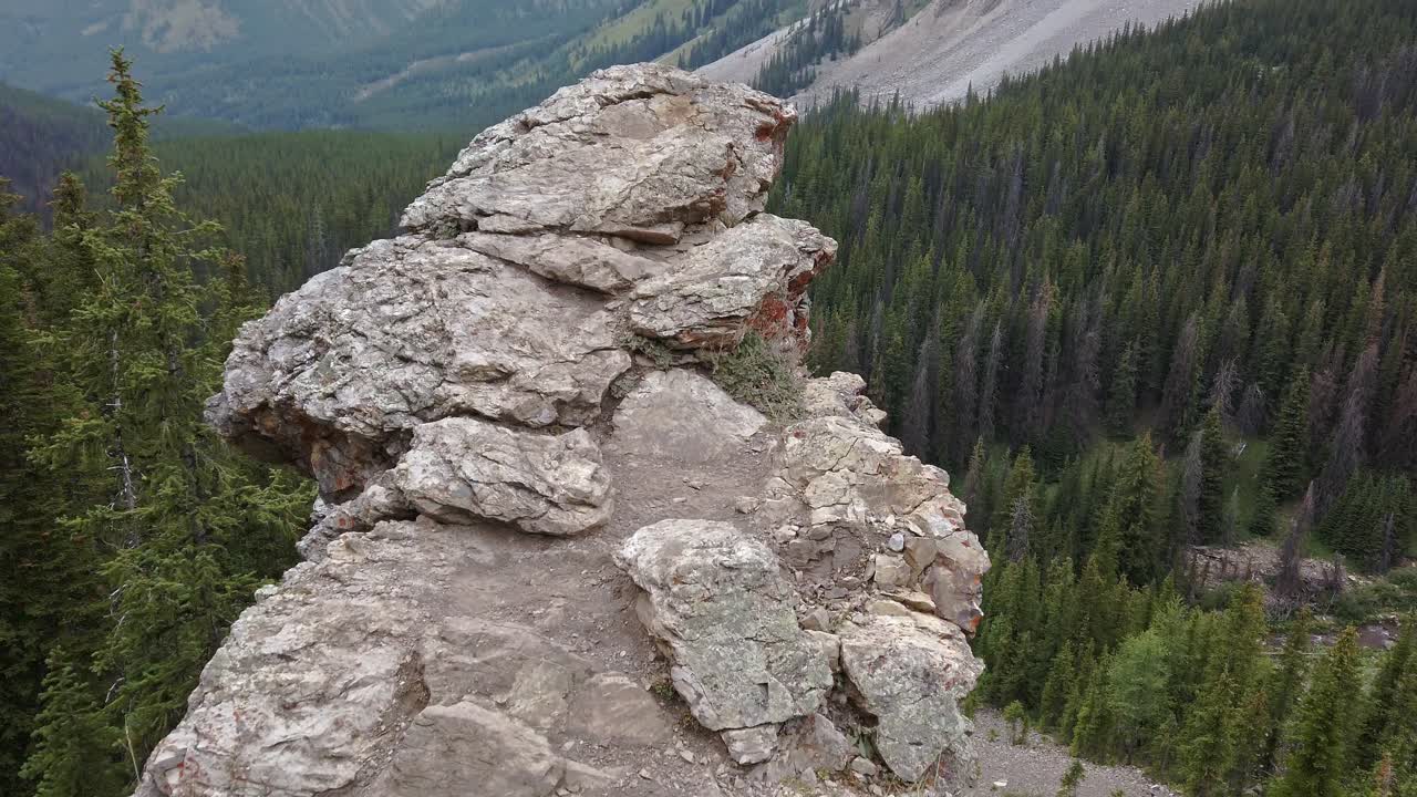vistas a la montaña sobre el acantilado revelan kananaskis alberta canada