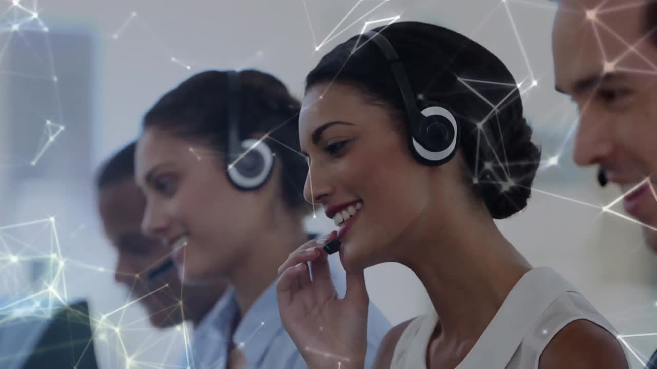 animación de redes de conexiones a través de personas de negocios que usan auriculares telefónicos