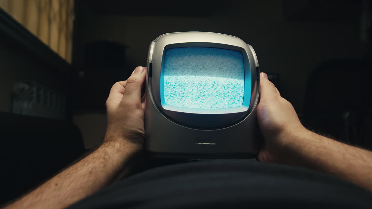 레트로 tv, 노스탈기적인 설정으로 빈티지 tv, 레트로 tv는 화면에 곡물을 표시합니다, 무서운 할로윈 밤 장치, 크로마 키 및 그린 스크린에 좋습니다.