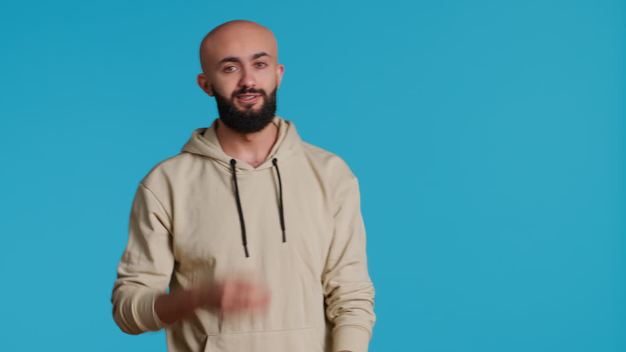 una persona encantadora y dulce soplando besos en el aire en la cámara