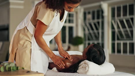 mujer recibiendo un masaje relajante en un spa