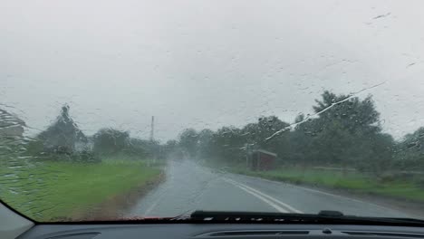 vista interior de un coche rad conduciendo por el lado izquierdo de la carretera con volante a la derecha en reino unido