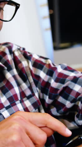 un hombre de negocios sonriente usando su reloj inteligente.