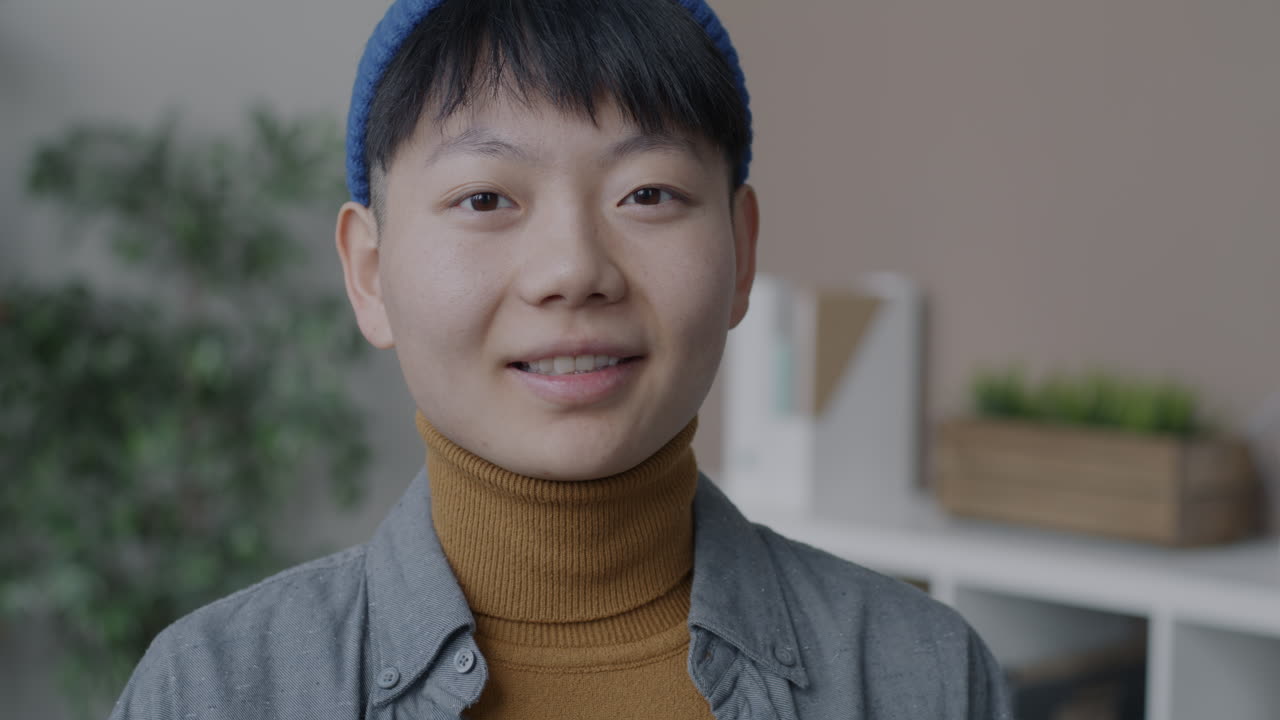 웃는 아시아 여성 초상화