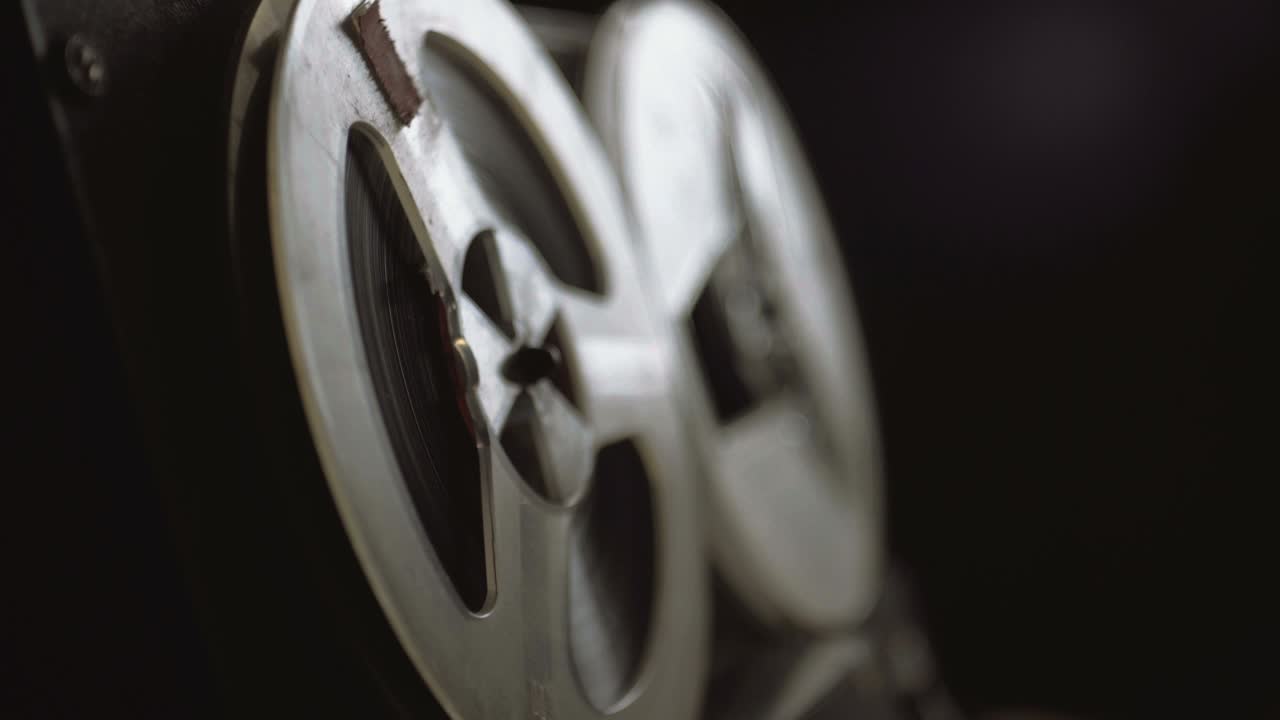 릴 필름 테이프는 빈티지 프로 플레이어에서 회전합니다. 올드 스쿨 장비