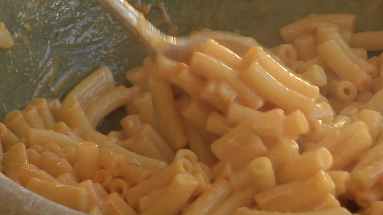 마카로니는 그릇에 저어 1