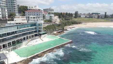 la gente nada en la piscina cerca de la playa de bondi en verano - playa popular en sydney, nueva gales del sur, australia