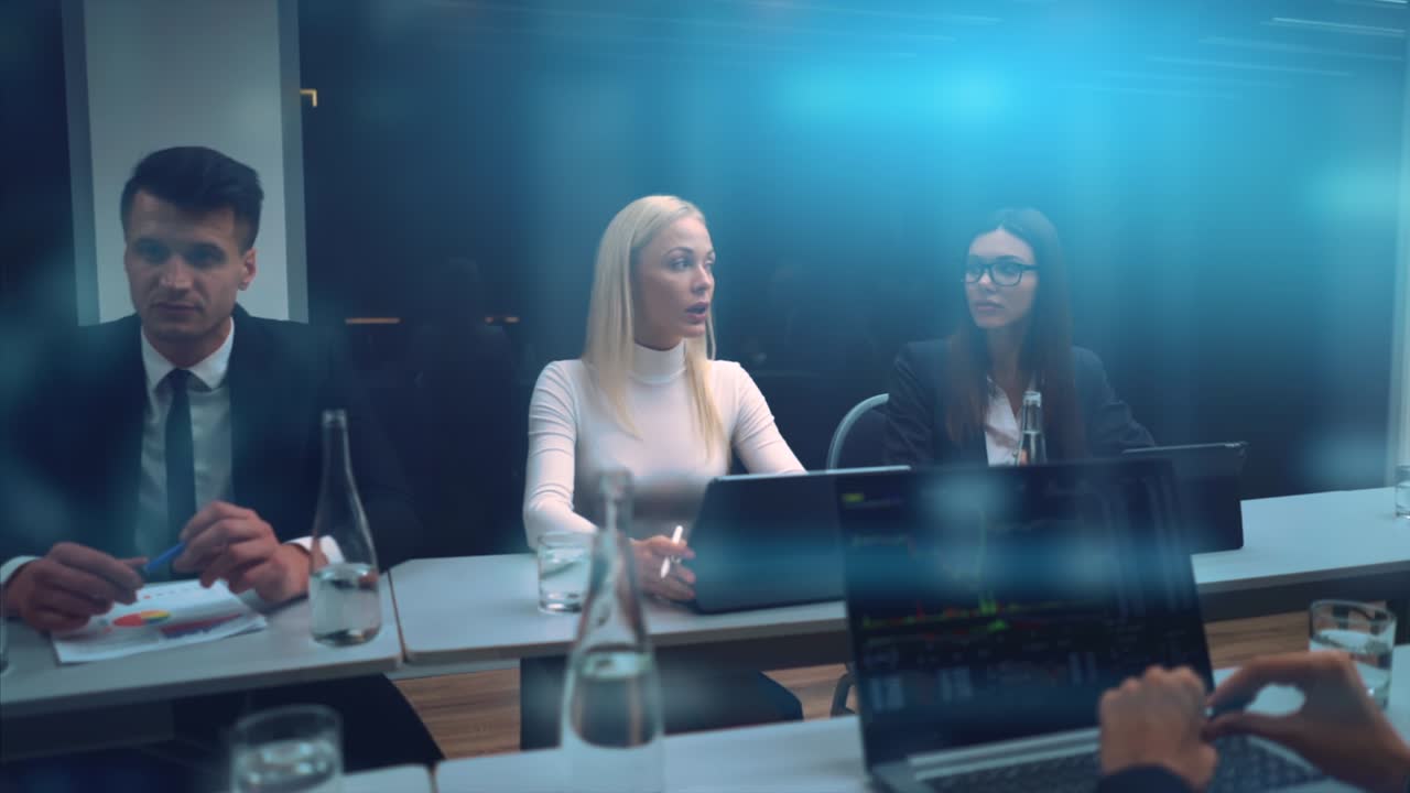 아름다운 사업가 여성이 컨퍼런스에서 연설합니다. 느린 모션