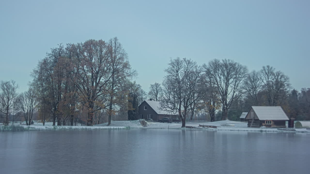 다양한 계절에 걸쳐 호수 에 있는 목조 오두막의 타임스