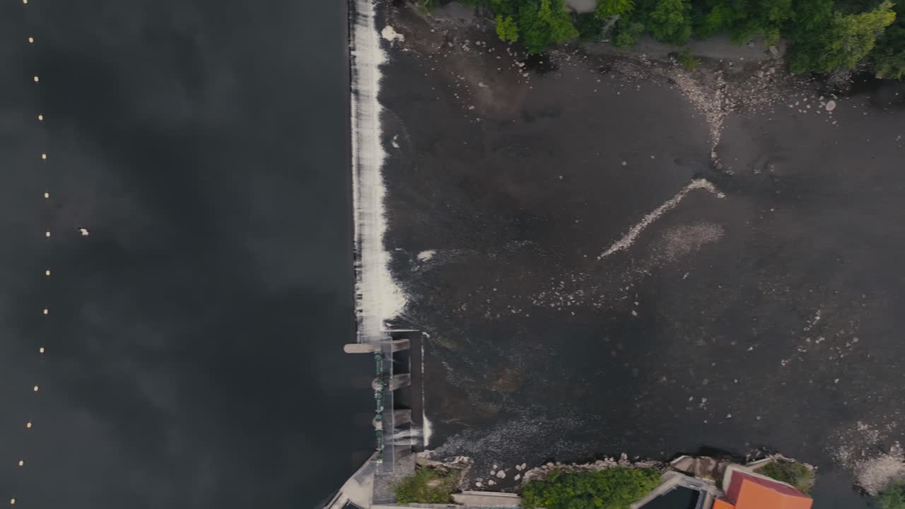 vista de pájaro sobre la presa a lo largo del río magog en el centro de sherbrooke, canadá - fotografía de un dron