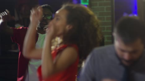 hombre abrazando a sus amigos después de cantar