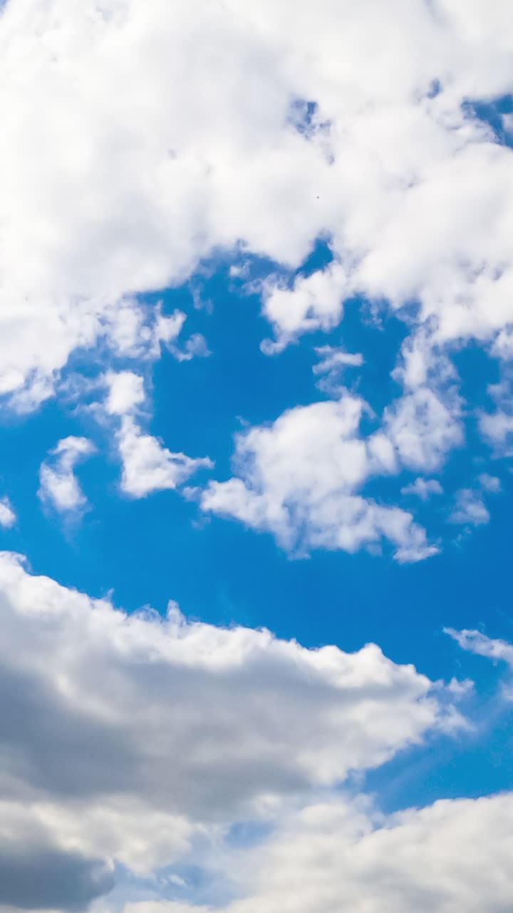 hermoso cielo azul con nubes esponjosas