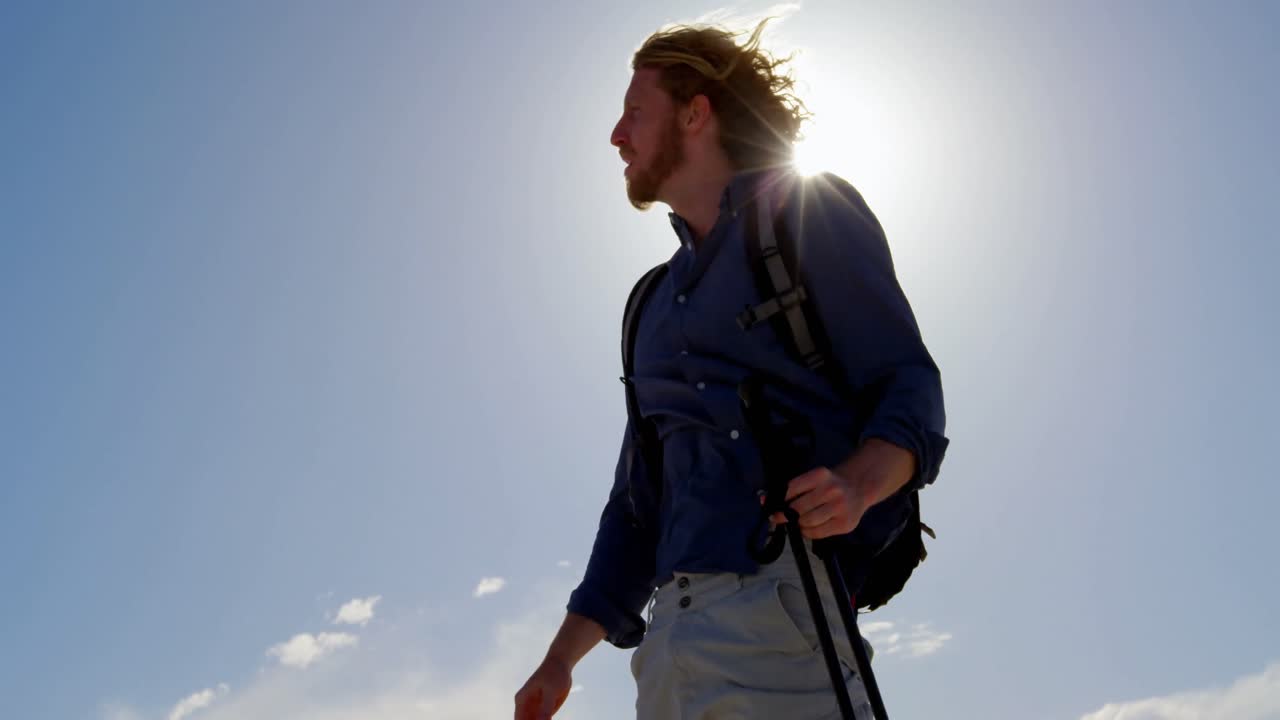 눈을 보호하는 하이킹 스 ⁇ 을 가진 남자 4k