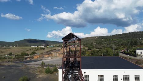 torre de mina antigua y edificios de una mina de carbón subterránea llamada pozo julia en fabero vista aérea-1