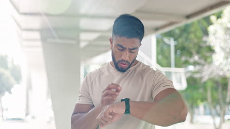hombre deportivo, reloj y ritmo cardíaco al aire libre