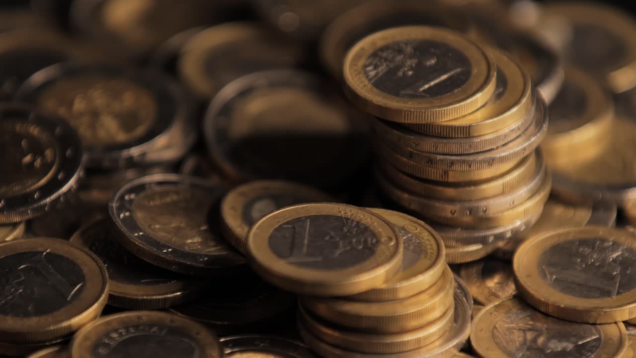 fotografía giratoria de un montón de monedas de euro. vista de primer plano.