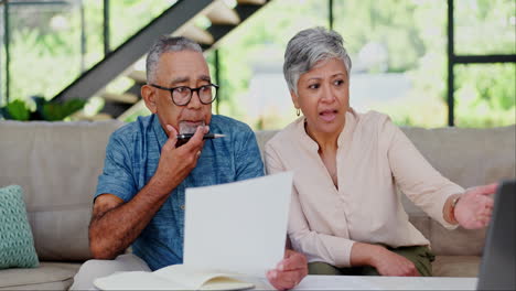 documentos, computadora portátil o discusión de la vieja pareja