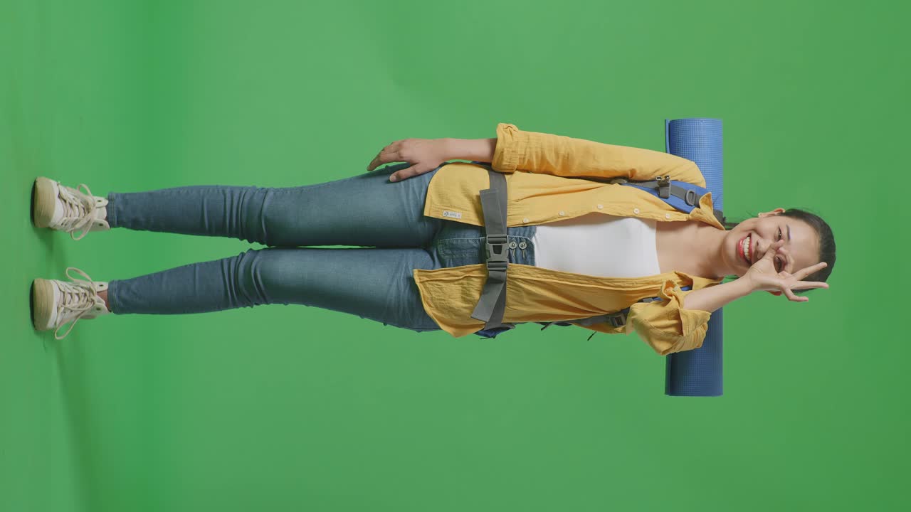 mujer turista con mochila en la pantalla verde