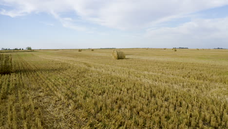 Drohne-Fliegt-Vorbei-An-Heuballen-In-Den-Ebenen-Von-North-Dakota