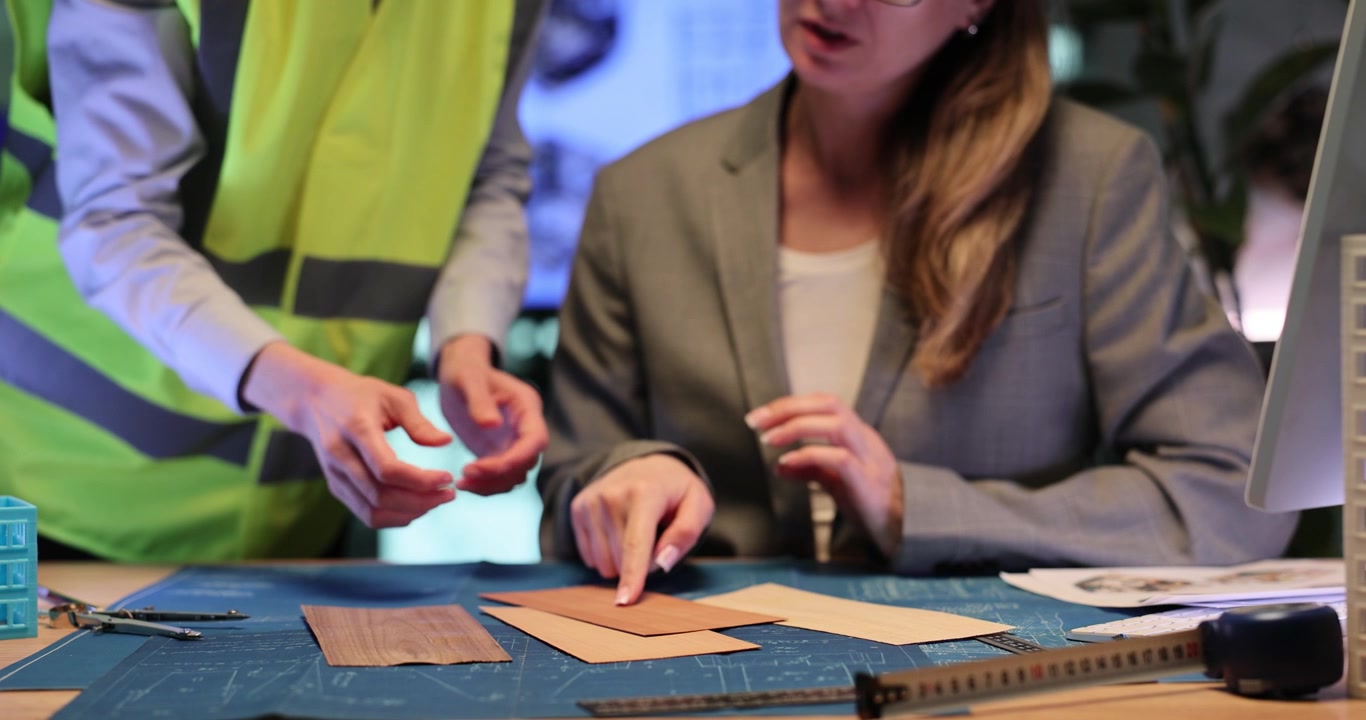 Builder shows elegant floor finishing colors to woman director