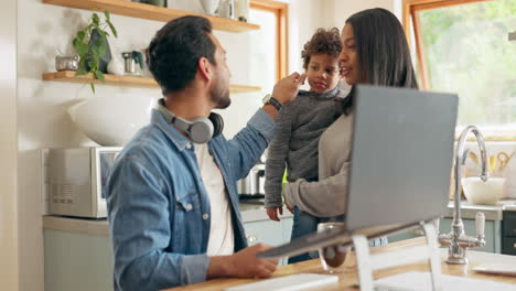 Küche,-Reden-Und-Familie-Mit-Einem-Laptop