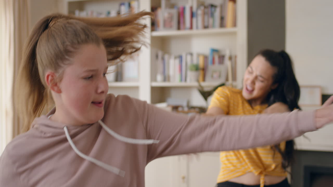 крутые подростки танцуют дома лучшие друзья веселятся наслаждаются фанки танцевальные движения празднуют в выходные дома 4k