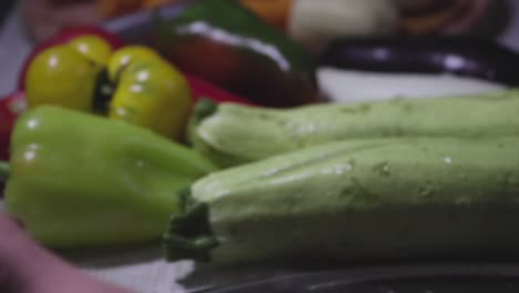 las manos de las mujeres lavan, pelan y cortan las verduras en estofado de verduras