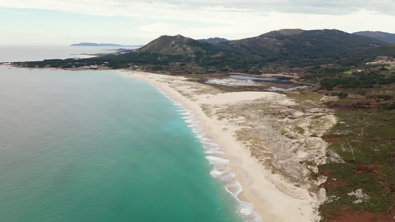 vista aérea de la playa de praia de área mayor en españa, con montañas en el fondo
