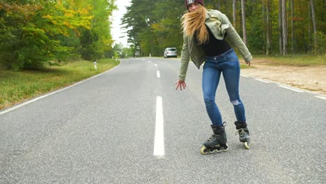 Junges-Mädchen-Mit-Inline-Skates-Auf-Der-Straße,-Das-Spaß-Beim-Handstand-Hat